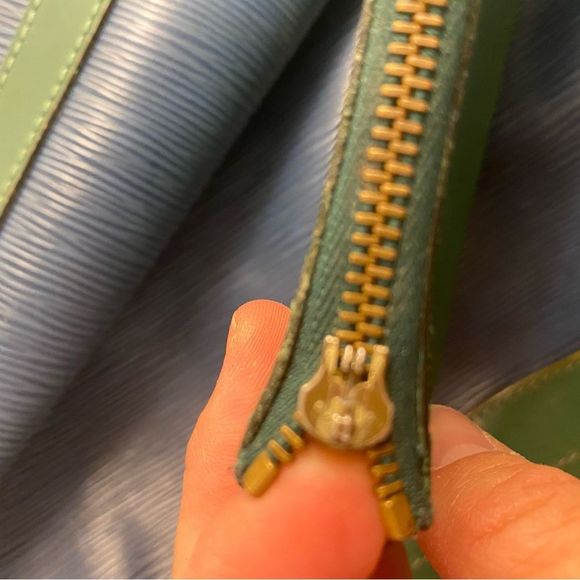 Louis Vuitton epi bicolor bag and green pouch. Good used condition. AR0995 - Picture 5 of 16